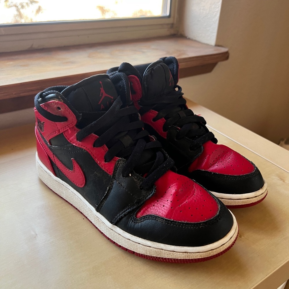 Nike Air Jordan 1 Mid GS Banned shoes (Big Kids) Size 5Y